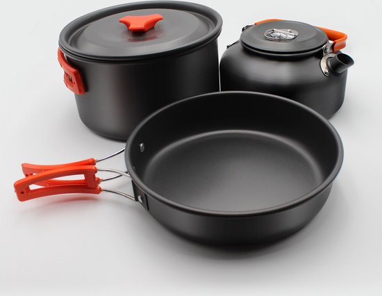 Zwarte camping kookset met pan, ketel en oranje handvatten.