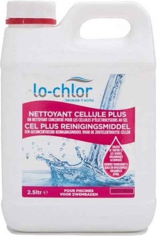 Witte kunststof fles met rode dop en een etiket met "Lo-Chlor CEL PLUS REINIGINGSMIDDEL" en "2.5ltr e VOOR ZWEMBADEN".