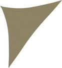 Een effen beige driehoekig zonnescherm met ringen aan de hoeken.