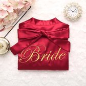 Fiory Kimono Bruid| Badjas Bruid| Kimono Bride| Satijne Kimono Opdruk| Trouwen| Bruiloft| Wedding| Feest Accessoires Huwelijk| Bordeaux Rood Gouden letters| M