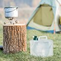 Details van de groene dop en de witte kraan van een transparante, opvouwbare jerrycan.