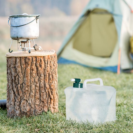 Details van de groene dop en de witte kraan van een transparante, opvouwbare jerrycan.