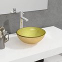 Lavabo doré avec un bord brun foncé.