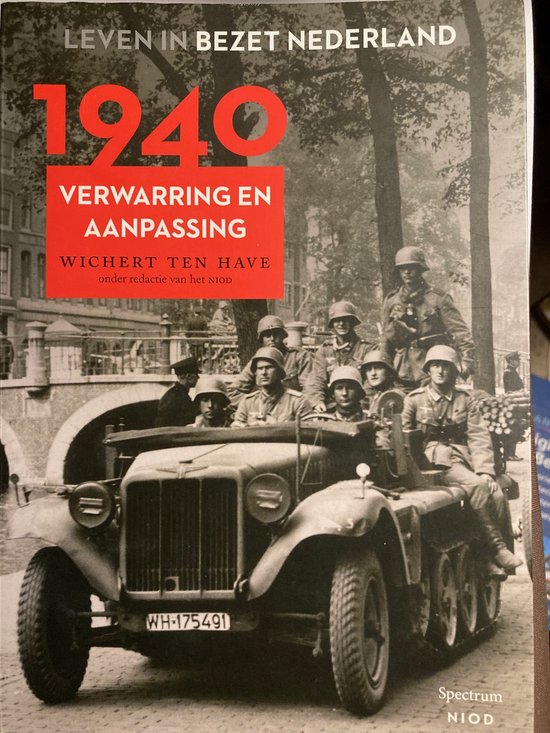 Boekomslag met titel '1940 Leven in Bezet Nederland: Verwarring en Aanpassing'. Een zwart-witfoto van Duitse soldaten op een truck.