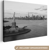 Canvas schilderij 180x120 cm - Wanddecoratie Vrijheidsbeeld met skyline New York in zwart wit - Muurdecoratie woonkamer - Slaapkamer decoratie - Kamer accessoires - Schilderijen