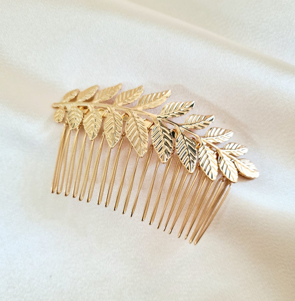 Goudkleurige Haarkam - Insteekkam 8,9X5 CM- Youhomy accessoires haarsieraden- Hair jewelry - Mooie haarsieraden Haaraccessoire Bruid | Bruidmeisje | Bruidkindje-Galafeest- Bruiloft-Jubileum- Feest
