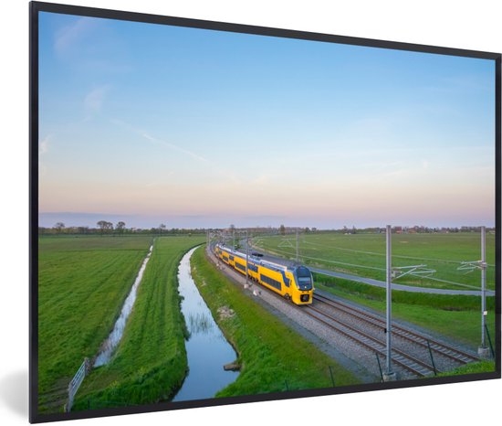 Fotolijst incl. Poster - Een trein rijdt door een landschap - 30x20 cm - Posterlijst