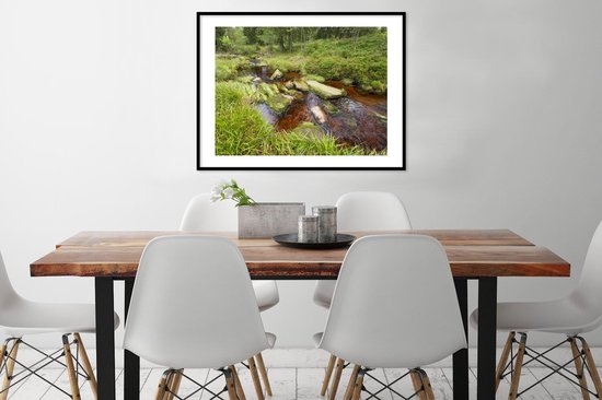 Photo encadrée - Rivière teintée rouge dans le parc national allemand du Harz Cadre photo noir avec passe-partout blanc 80x60 cm - Affiche encadrée (Décoration murale salon / chambre)