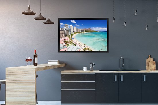Plage de Waikiki à Honolulu avec hôtels et Diamond Head au loin, dans une cuisine.