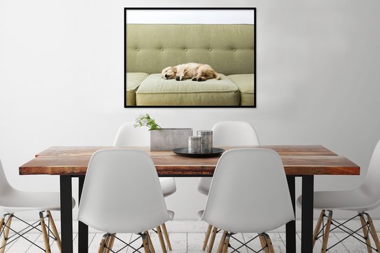 Affiche avec cadre Chiens - Chiot endormi sur le canapé - cadre photo noir - 80x60 cm - Affiche avec cadre