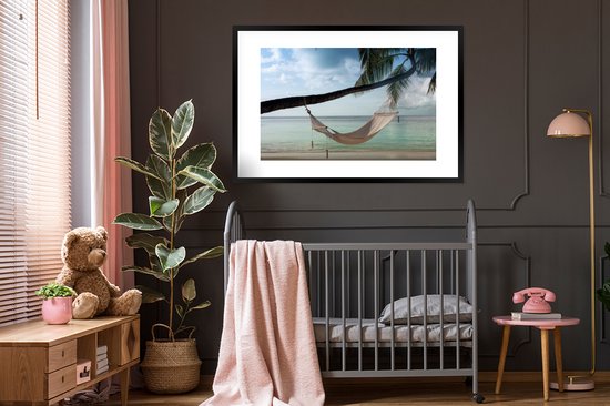 Photo encadrée - Hamac attaché à un palmier près d'une plage Cadre photo noir avec passe-partout blanc xxl 120x80 cm - Affiche encadrée (Décoration murale salon / chambre) / Mer et plage