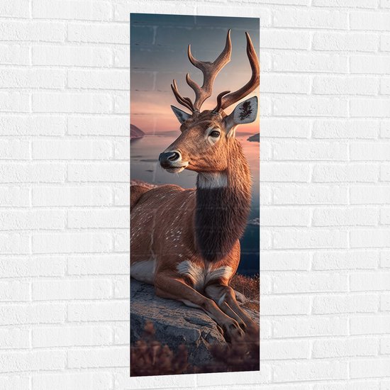 Muursticker - Hert met Groot Gewei Zittend op Hoge Rots - 40x120 cm Foto op Muursticker