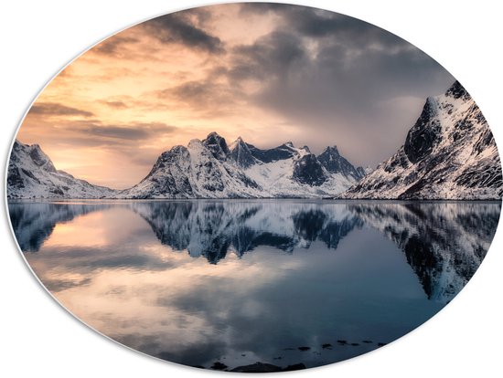 PVC Schuimplaat Ovaal - Oranje Kleurige Lucht boven IJsbergen bij het Water - 80x60 cm Foto op Ovaal (Met Ophangsysteem)