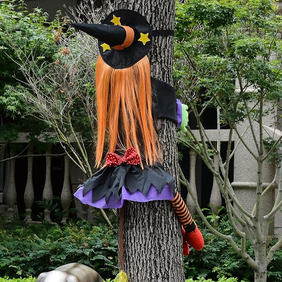 benpen Décorations d'Halloween en forme de sorcière écrasée - Décoration  d'Halloween à suspendre pour porte, porche, jardin, cour, extérieur,  sorcières volantes dans les troncs d'arbre : : Cuisine et  maison