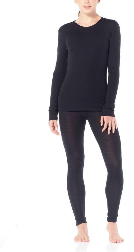 Model in een zwarte longsleeve en thermolegging.