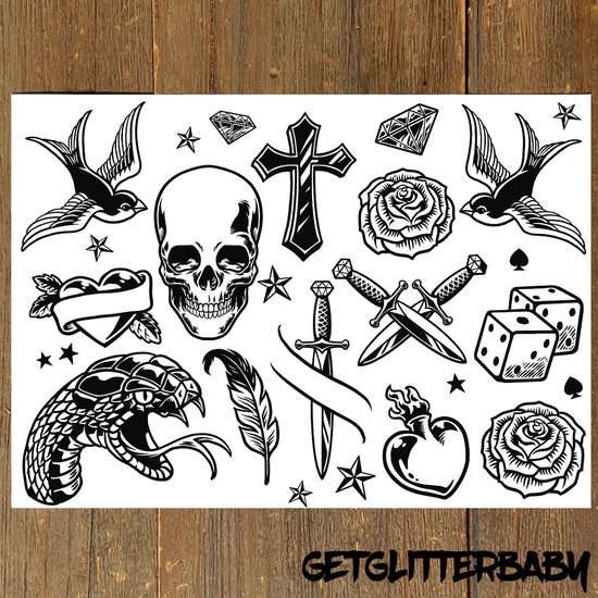 Collectie tatoeages met schedels, slangen, rozen, diamanten, dobbelstenen en zwaluwen.
