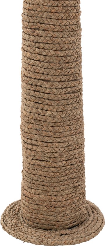 De naturelkleurige stam van een kunstpalmbomen decoratie, gemaakt van gevlochten zeegras.
