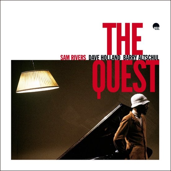 Albumhoes Sam Rivers The Quest met artiesten. Een man in een hoed staat naast een piano onder een lamp.