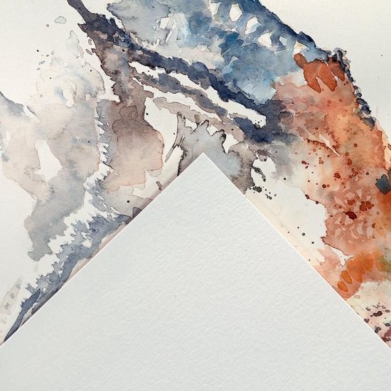 Abstracte aquarelverf op een wit, ruw papiervel.