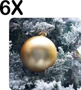 BWK Stevige Placemat - Gouden Kerstbal in besneeuwde Boom - Set van 6 Placemats - 50x50 cm - 1 mm dik Polystyreen - Afneembaar
