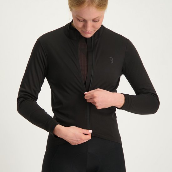 Dames BBB Cycling fietsjas, zwart, wordt door het model gesloten met de ritssluiting.