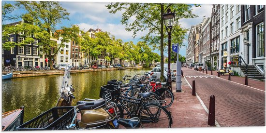 Vlag - Rij Fiets Geparkeerd langs de Gracht in Amsterdam - 100x50 cm Foto op Polyester Vlag
