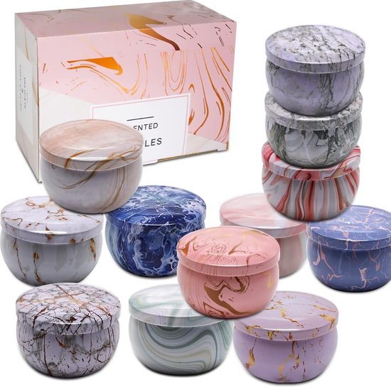 Set van tien geurkaarsen in blikjes met marmerprint in diverse kleuren, zoals roze, blauw, paars en groen, met gouden accenten.