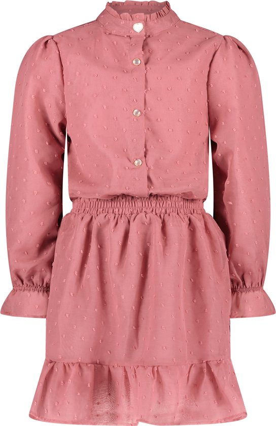 Roze jurk met stipjes, hoge kraag, knoopsluiting, pofmouwen en ruches onderaan.