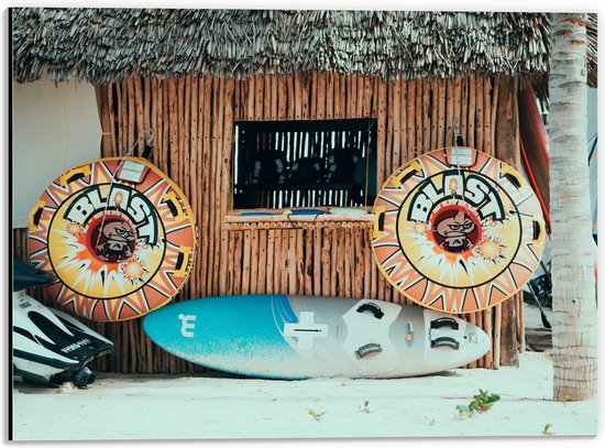 Dibond - Surfplank en Zwembanden bij Rieten Hutje op het Strand - 40x30 cm Foto op Aluminium (Wanddecoratie van metaal)