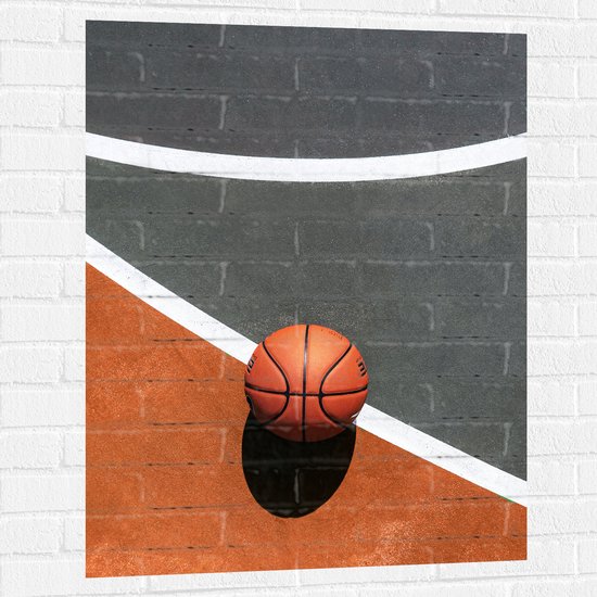 Muursticker - Bovenaanzicht van Basketbal op Lijnen van Basketbalveld - 75x100 cm Foto op Muursticker