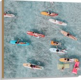 Hout - Bovenaanzicht van Groep Surfers op Verschillende Kleuren Planken - 80x80 cm - 9 mm dik - Foto op Hout (Met Ophangsysteem)