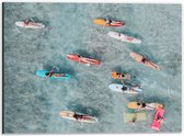 Dibond - Bovenaanzicht van Groep Surfers op Verschillende Kleuren Planken - 40x30 cm Foto op Aluminium (Met Ophangsysteem)