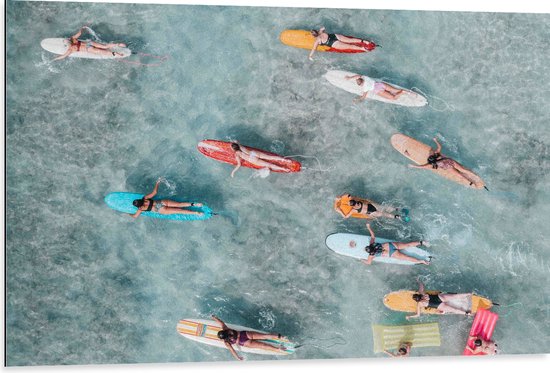 Dibond - Bovenaanzicht van Groep Surfers op Verschillende Kleuren Planken - 105x70 cm Foto op Aluminium (Met Ophangsysteem)