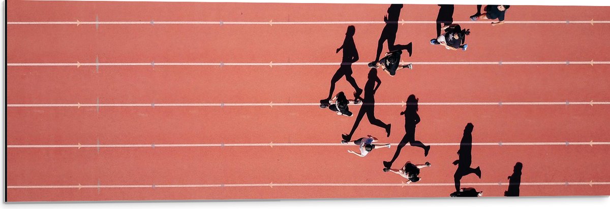 Dibond - Bovenaanzicht van Sprinters met Schaduwen op Atletiekbaan - 90x30 cm Foto op Aluminium (Wanddecoratie van metaal)