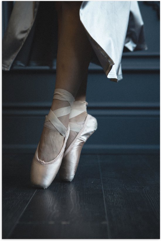 Poster Glanzend – Ballerina aan het Dansen op Spitzen - 80x120 cm Foto op Posterpapier met Glanzende Afwerking