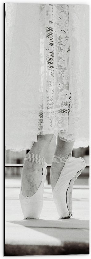 Dibond - Ballerina in Witte Kanten Jurk op Spitzen (Zwart-wit) - 30x90 cm Foto op Aluminium (Met Ophangsysteem)