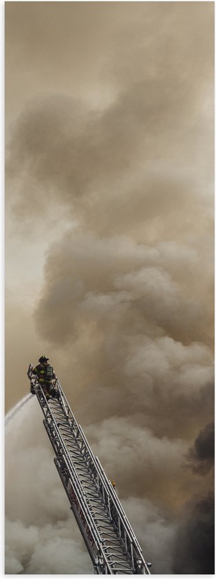 Poster (Mat) - Brandweerman in Actie bij Grote Rookwolk - 50x150 cm Foto op Posterpapier met een Matte look