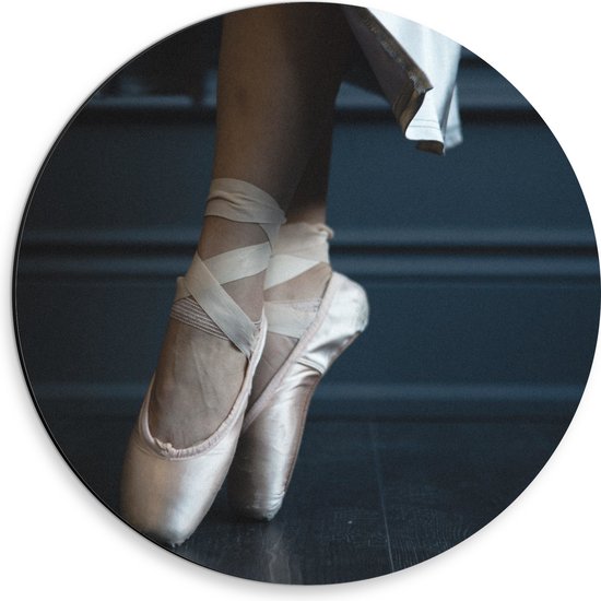 Dibond Muurcirkel - Ballerina aan het Dansen op Spitzen - 30x30 cm Foto op Aluminium Muurcirkel (met ophangsysteem)