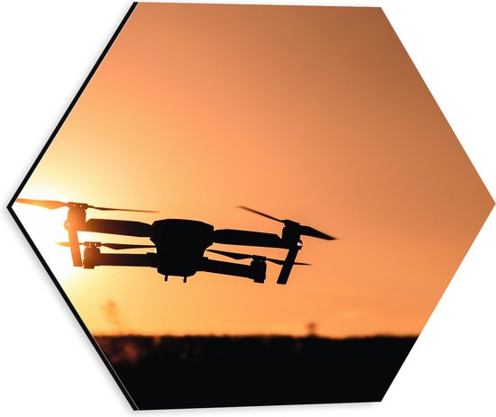 Dibond Hexagon - Silhouet van Laagvliegende Drone bij Zonsondergang - 30x26.1 cm Foto op Hexagon (Met Ophangsysteem)