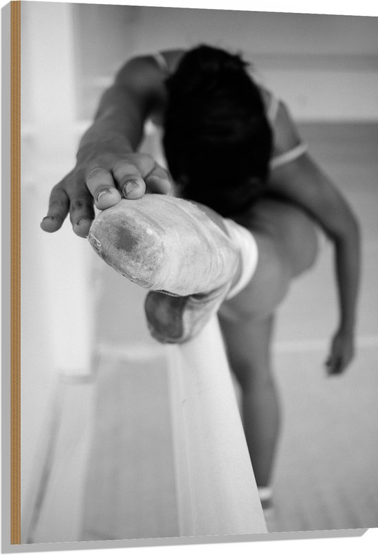 Hout - Ballerina met Been op Balk (Zwart-wit) - 70x105 cm - 9 mm dik - Foto op Hout (Met Ophangsysteem)