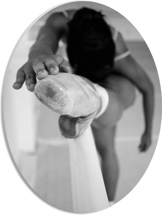 PVC Schuimplaat Ovaal - Ballerina met Been op Balk (Zwart-wit) - 30x40 cm Foto op Ovaal (Met Ophangsysteem)