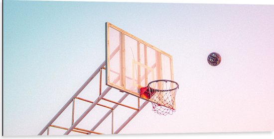 Dibond - Bal Vallend in Basket onder Blauwe Lucht - 100x50 cm Foto op Aluminium (Met Ophangsysteem)