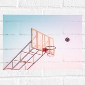 Muursticker - Bal Vallend in Basket onder Blauwe Lucht - 40x30 cm Foto op Muursticker