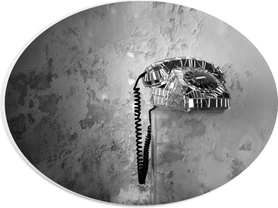 PVC Schuimplaat Ovaal - Vaste Telefoon tegen Gevlekte Muur (Zwart-wit) - 28x21 cm Foto op Ovaal (Met Ophangsysteem)