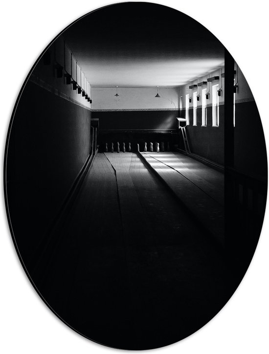 Dibond Ovaal - Bowlingbaan in het Donker (Zwart-wit) - 30x40 cm Foto op Ovaal (Met Ophangsysteem)