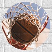 Muursticker Cirkel - Basketbal in Basket - 30x30 cm Foto op Muursticker