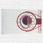Muursticker - Basket door Basketbal Heen - 105x70 cm Foto op Muursticker