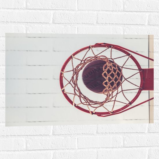 Muursticker - Basket door Basketbal Heen - 75x50 cm Foto op Muursticker