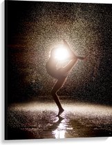 Canvas - Ballerina Danseres in de Regen bij Fel Licht - 75x100 cm Foto op Canvas Schilderij (Wanddecoratie op Canvas)