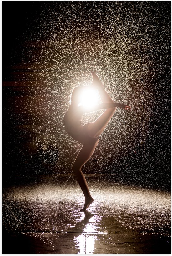 Poster (Mat) - Ballerina Danseres in de Regen bij Fel Licht - 50x75 cm Foto op Posterpapier met een Matte look